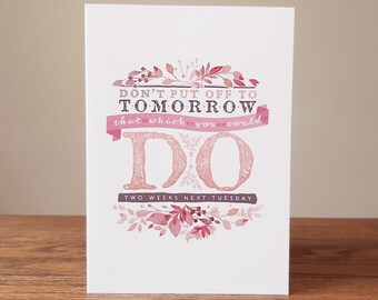 Tarjeta de saludos motivacionales divertidas. Con rosa, detalles florales y procrastinación.