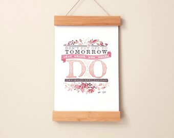 Impresión de pared motivacional divertida, firmada. Con detalles florales y procrastinación.