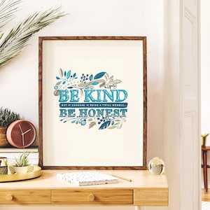 Arte de parede engraçada para impressão | Seja gentil, mas se alguém estiver sendo um titã, seja honesto | Arte da palavra | Decoração de casa | Arte de mesa | A4 / Carta dos EUA