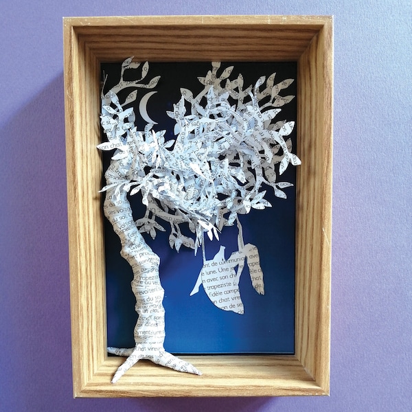 Cadre décoratif avec une sculpture arbre en papier, trapéziste et chat