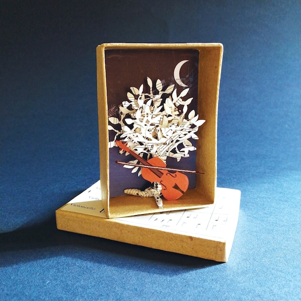 Petite boite décorative en carton avec violon et arbre en papier
