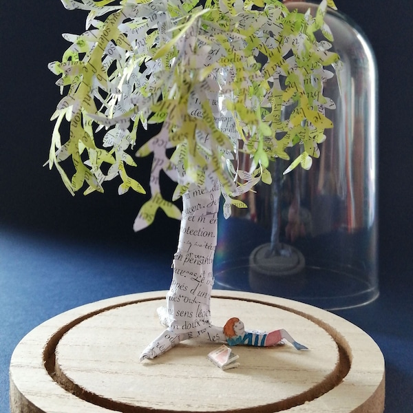 Sculpture en papier découpé, petit garçon au pied d'un arbre avec un livre