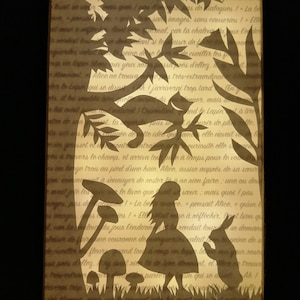 Luce notturna in carta ritagliata di Alice nel Paese delle Meraviglie