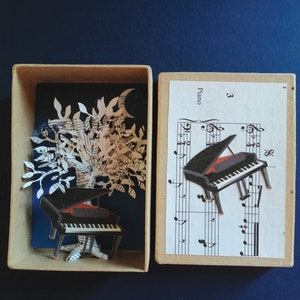 Petite boite décorative en carton avec piano et arbre en papier