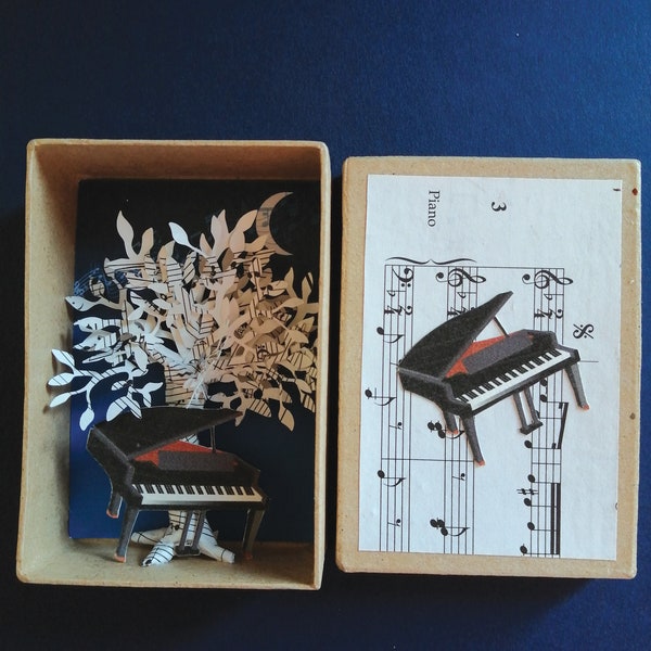 Petite boite décorative en carton avec piano et arbre en papier