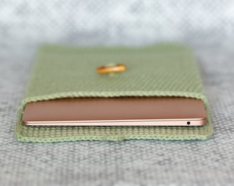 laptop case, laptop sleeve, handmade crochet case, electronics accessories, trendy gift idea, protective MacBook Air case, green, rose gold