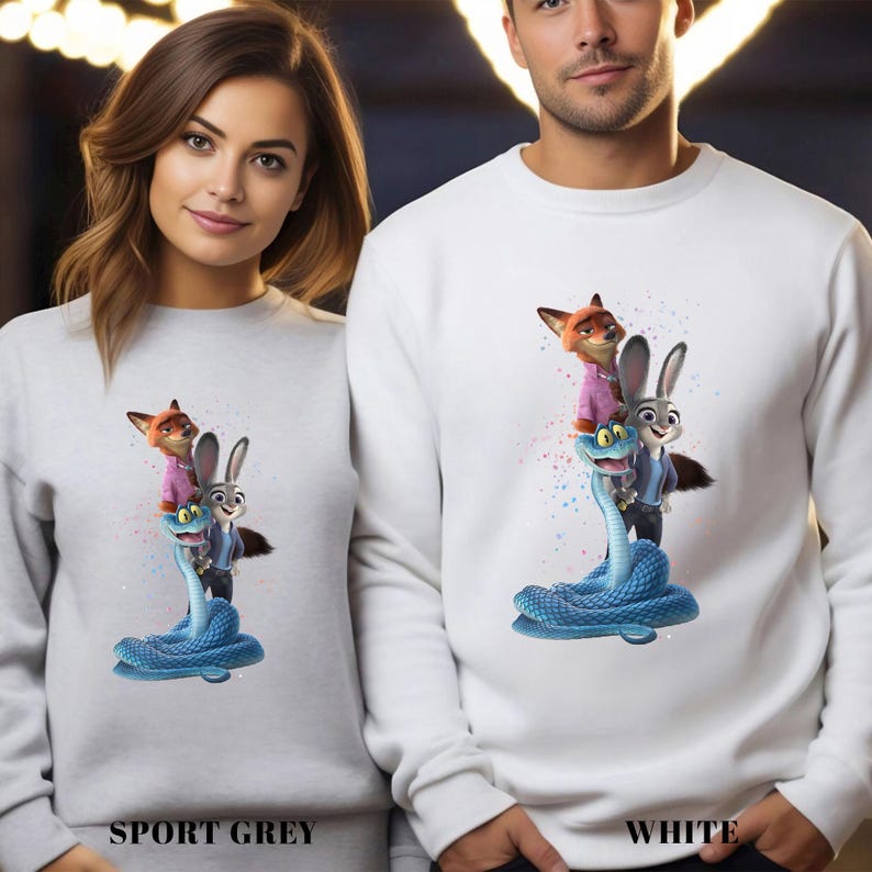 K&ouml;nnte beinhalten: Sportgraue und wei&szlig;e Sweatshirts mit einem farbenfrohen Cartoon-Motiv. Das Design zeigt einen Fuchs, ein Kaninchen und eine Schlange. Der Text "SPORT GREY" und "WHITE" befindet sich unten.