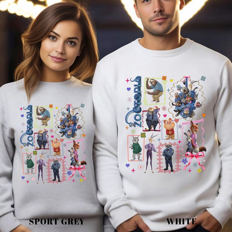 Puede incluir: Sudaderas grises deportivas y blancas con un dise&ntilde;o gr&aacute;fico colorido con personajes de Zootopia. Las sudaderas tienen la palabra "Zootopia" en escritura azul. La parte inferior de la sudadera gris deportiva dice "SPORT GREY" y la sudadera blanca dice "WHITE".
