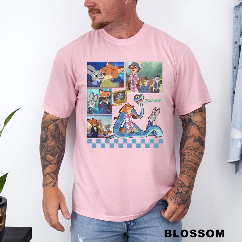 以下が含まれることがあります： アニメ映画「ズートピア」のキャラクターが登場する、カラフルなコミックストリップデザインのライトピンクTシャツ。グラフィックには、キツネ、ウサギ、その他のキャラクターの画像が含まれています。「ズートピア」の文字も表示されています。