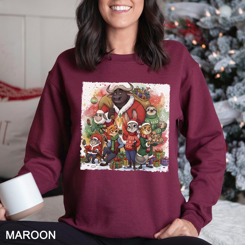 Op de afbeelding: Bordeaux sweatshirt met een kleurrijke aquarel illustratie van dierenfiguren in feestelijke kleding, omringd door cadeaus. De afbeelding toont een stier in een kerstmanpak en andere personages.