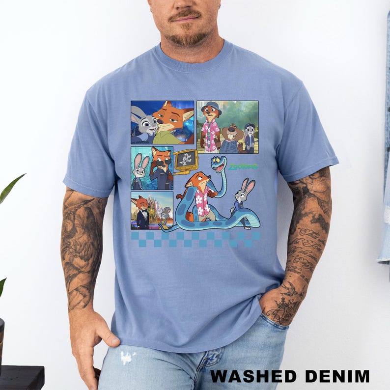 以下が含まれることがあります： 映画「ズートピア」の漫画のコラージュが特徴のライトブルーのTシャツ。ジュディ・ホップスやニック・ワイルドなどのキャラクターが登場します。「WASHED DENIM」の文字がシャツの下部に白でプリントされています。