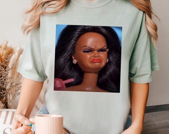 Camiseta con meme de cara de muñeca desgastada, camiseta teñida en prenda Comfort Colors, top viral de internet 166088