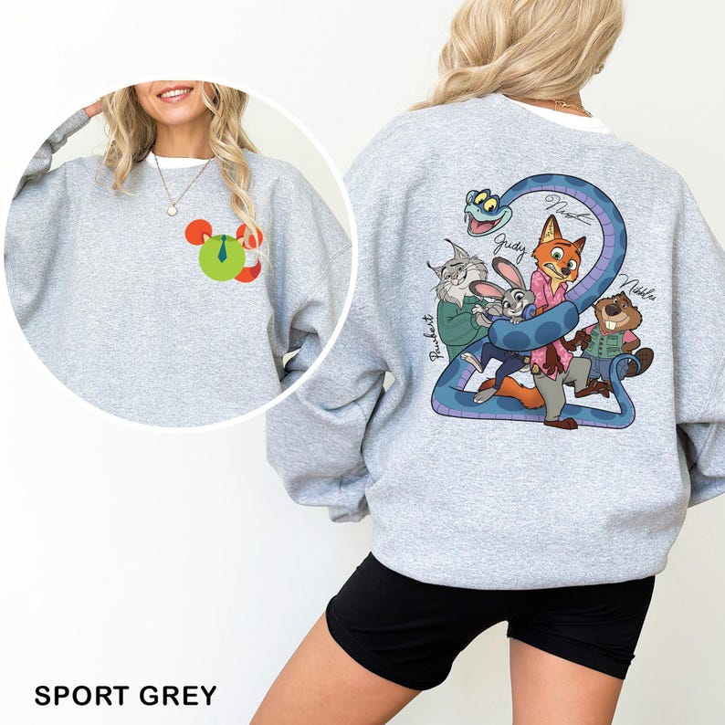 Op de afbeelding: Een lichtgrijs sweatshirt met een cartoonafbeelding op de rug met dierenfiguren gewikkeld rond een blauwe slang. De linkerborst heeft een kleine cartoonafbeelding. De tekst "SPORT GREY" staat onderaan.
