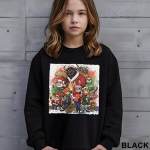 Op de afbeelding: Zwarte sweatshirt met een kleurrijk kerstthema. De afbeelding toont een groep cartoonfiguren in feestelijke kleding, omringd door cadeaus en kerstversieringen. Het woord "BLACK" staat rechtsonder.