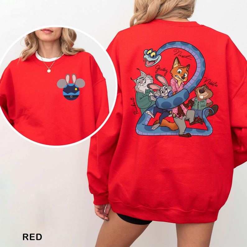 Op de afbeelding: Rode sweatshirt met een cartoon bijenontwerp op de voorkant en een cartoon groep op de achterkant. Het ontwerp op de achterkant bevat een blauwe slang en de namen "Judy", "Nick" en "Nibbles". Het woord "RED" staat onderaan.