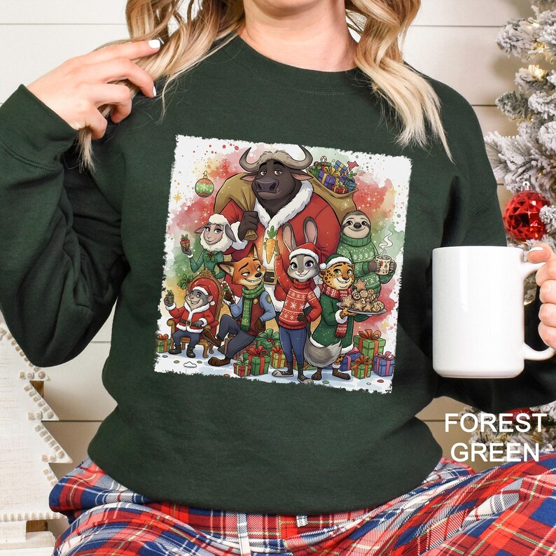 Op de afbeelding: Bostgroene sweatshirt met een kerstillustratie van Zootopia-personages. Het ontwerp bevat Nick Wilde, Judy Hopps en andere personages in feestelijke outfits, omringd door cadeaus. Een witte mok wordt in de hand gehouden.