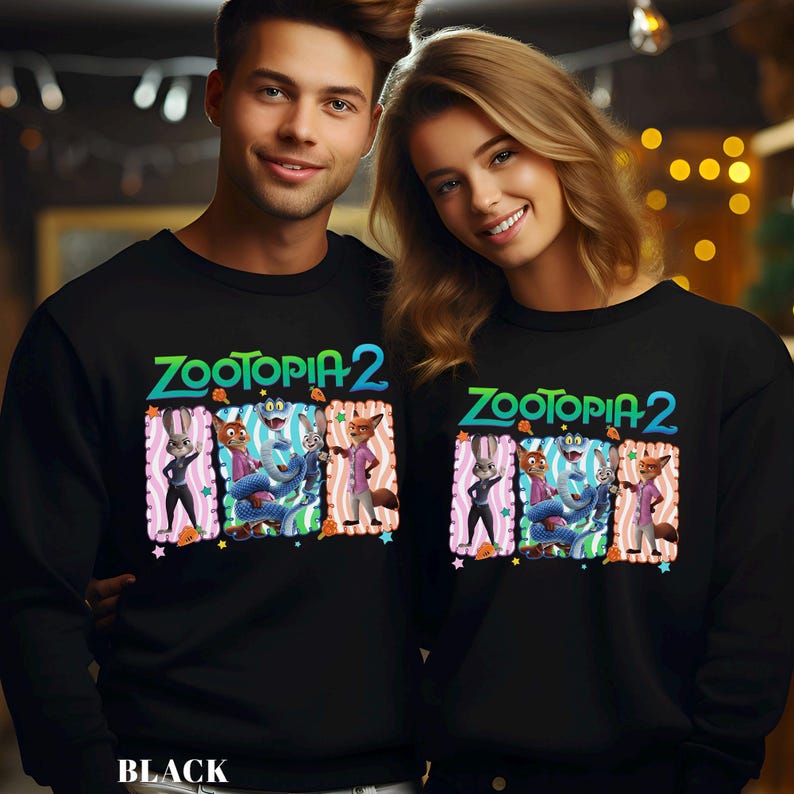 Puede incluir: Sudaderas negras con el texto "ZOOTOPIA 2" en verde y azul, con personajes de dibujos animados en marcos rectangulares coloridos. La palabra "BLACK" est&aacute; impresa en la parte inferior.