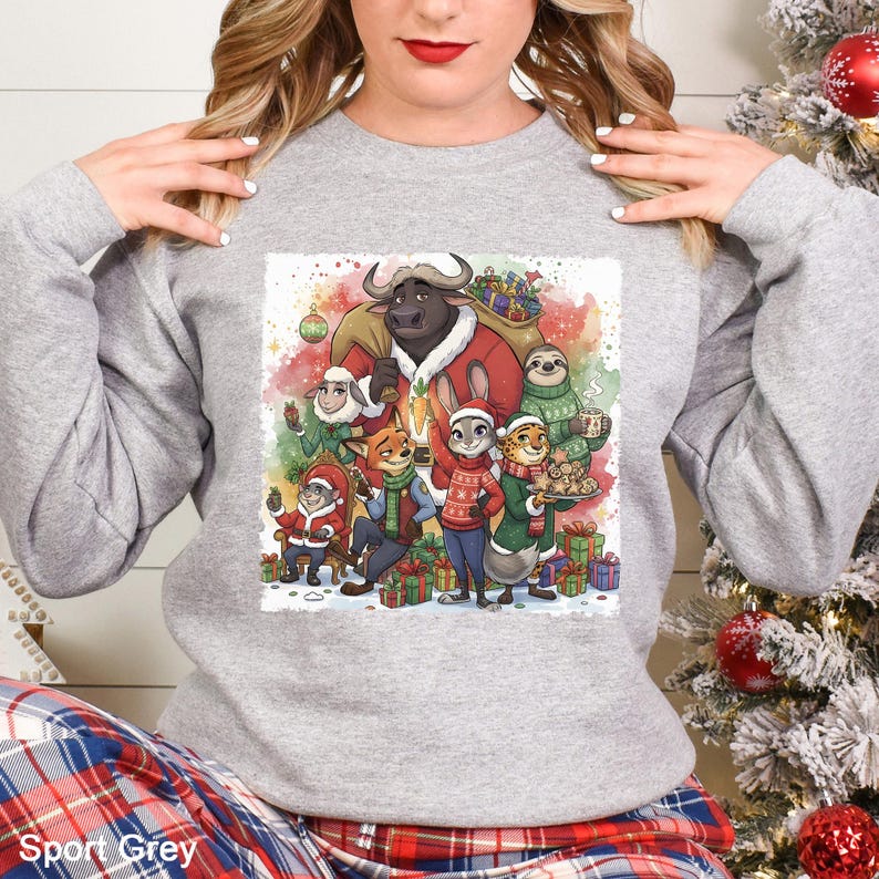 Op de afbeelding: Sport Grey sweatshirt met een kleurrijke kerstillustratie. De afbeelding toont verschillende cartoon dieren in feestelijke kleding, omringd door cadeaus en kerstversieringen. De tekst "Sport Grey" staat onderaan.
