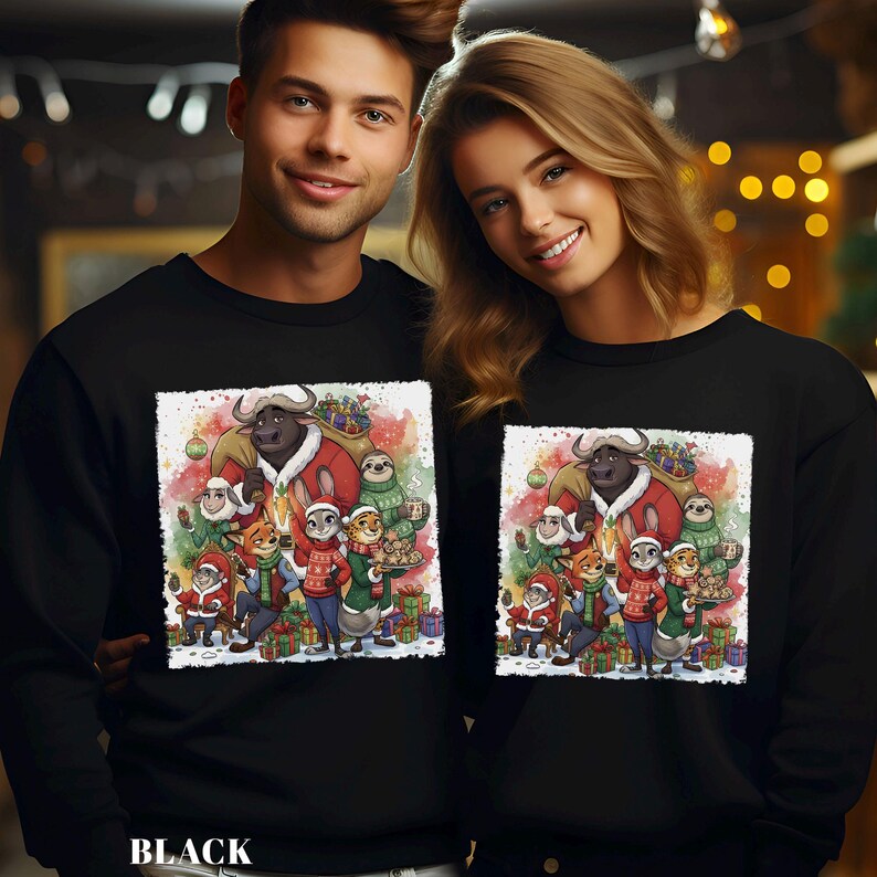 Op de afbeelding: Zwarte sweatshirt met een kleurrijke kerstafbeelding. De afbeelding toont cartoonfiguren, cadeaus en feestelijke elementen. Het woord "BLACK" staat onderaan de sweatshirt.