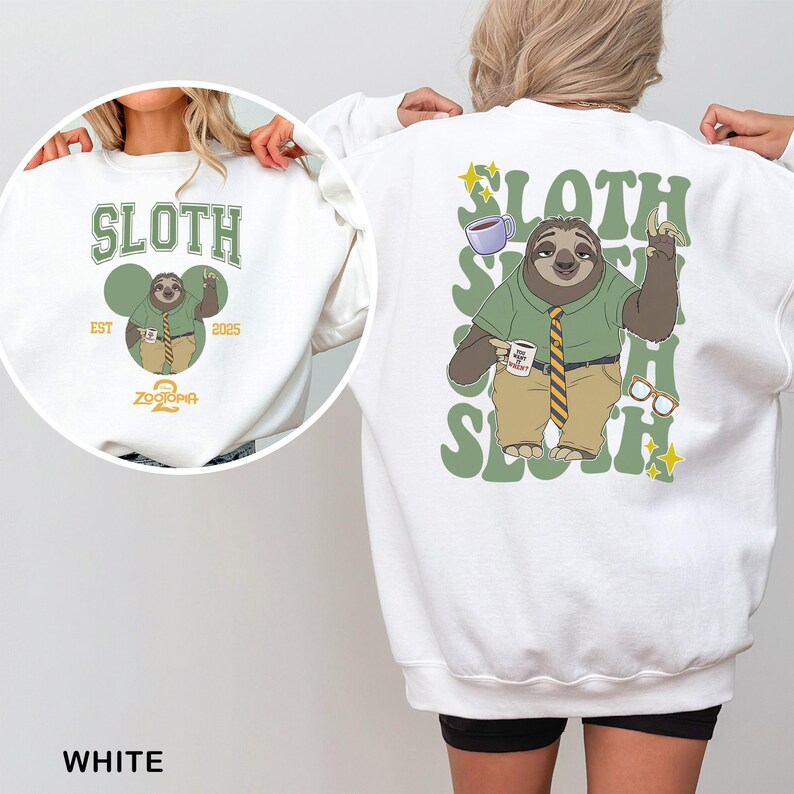 K&ouml;nnte beinhalten: Wei&szlig;es Sweatshirt mit einem Cartoon-Faultier-Charakter aus Zootopia. Das Frontdesign enth&auml;lt das Wort "SLOTH" und den Text "EST 2025". Das R&uuml;ckendesign wiederholt "SLOTH" vertikal mit dem Faultier-Charakter.