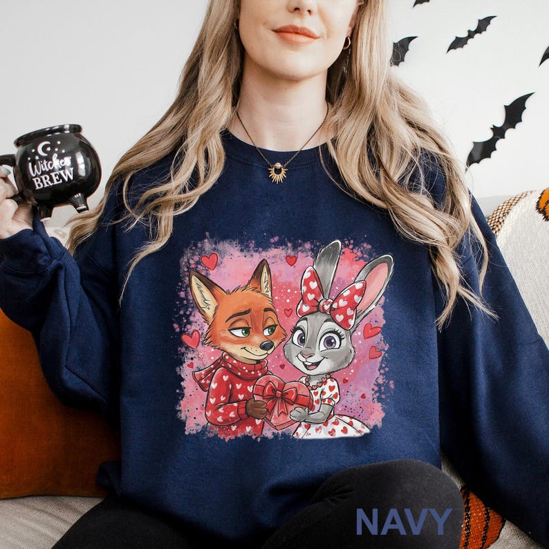 K&ouml;nnte beinhalten: Marineblaues Sweatshirt mit einem Cartoon-Fuchs und -Hasen, die ein herzf&ouml;rmiges Geschenk teilen. Der Fuchs tr&auml;gt einen roten Pullover, und der Hase hat eine rote Schleife. Das Design umfasst rosa Herzen und das Wort "NAVY" unten.
