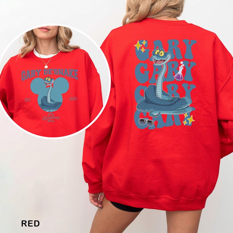 K&ouml;nnte beinhalten: Rotes Sweatshirt mit einem Cartoon-Schlangen-Design. Die Vorderseite hat eine blaue Schlange in einem Mickey-Mouse-f&ouml;rmigen Design mit dem Text "Baby Daynake". Auf der R&uuml;ckseite ist eine gr&ouml;&szlig;ere Schlangenillustration mit dem Text "Gary Daynake" zu sehen.