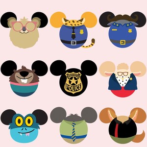 Op de afbeelding: Negen cartoon muizenkopontwerpen, elk met Mickey Mouse oren, in verschillende stijlen. Personages zijn onder meer een politieagent, een bever, een monster en anderen, allemaal op een lichtroze achtergrond. De ontwerpen hebben verschillende kleuren en accessoires.