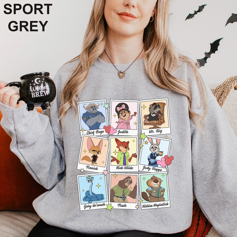 Puede incluir: Sudadera gris deportiva con retratos de personajes de dibujos animados. La sudadera incluye el texto "SPORT GREY" en la parte superior. Los personajes incluyen a Chief Bogo, Judith, Mr. Big, Finnick, Nick Wilde, Judy Hopps, Gary de'snack, Flash y Nibbles Maplestick.