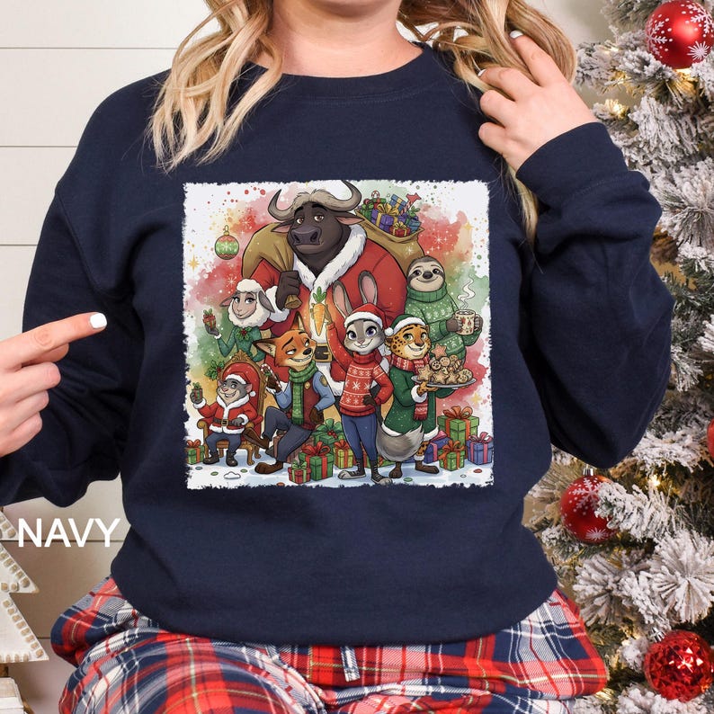 Op de afbeelding: Marineblauwe sweatshirt met een kleurrijke illustratie van Zootopia-personages in feestelijke kleding, omringd door kerstcadeaus en decoraties. Het woord "NAVY" staat linksonder op de trui.