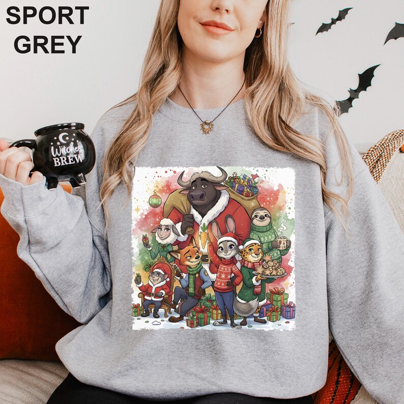 Op de afbeelding: Sportgrijs sweatshirt met een kleurrijke aquarel illustratie van dierenfiguren in feestelijke kleding, omringd door cadeaus. Het sweatshirt heeft bovenaan de tekst "SPORT GREY".