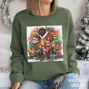 Op de afbeelding: Militairgroen sweatshirt met een kerstthema cartoonafbeelding. De afbeelding toont verschillende cartoon dieren in feestelijke outfits, omringd door cadeaus en decoraties. De sweatshirt is gemaakt van een zacht materiaal.