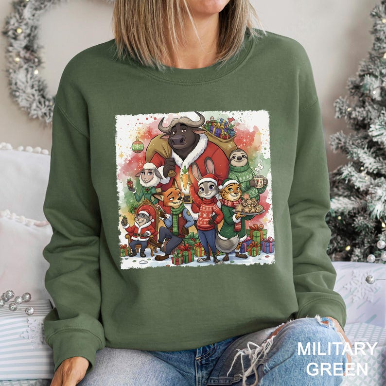 Op de afbeelding: Militairgroen sweatshirt met een kerstthema cartoonafbeelding. De afbeelding toont verschillende cartoon dieren in feestelijke outfits, omringd door cadeaus en decoraties. De sweatshirt is gemaakt van een zacht materiaal.