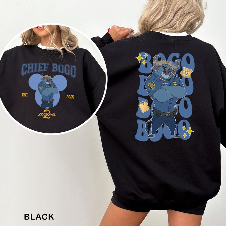 K&ouml;nnte beinhalten: Schwarzes Sweatshirt mit Chief Bogo aus Zootopia. Auf der Vorderseite steht "CHIEF BOGO" &uuml;ber einer Illustration von Chief Bogo in Polizeiuniform. Auf der R&uuml;ckseite ist Chief Bogo gr&ouml;&szlig;er abgebildet, mit dem Schriftzug "BOGO".