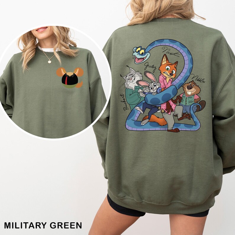 Op de afbeelding: Militairgroen sweatshirt met een cartoonontwerp op de voor- en achterkant. De voorkant heeft een karakterontwerp, terwijl de achterkant een groep geanimeerde personages met een blauwe slang laat zien. Comfortabele, casual stijl.