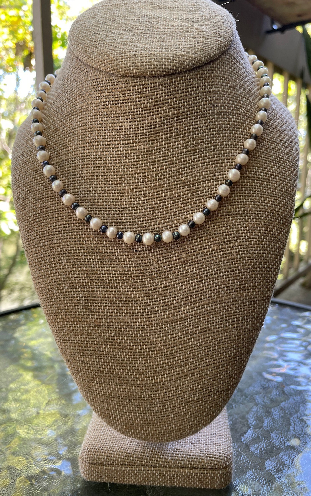 Collier Perles D’eau Douce Blanches Et Grises – Métal Argenté – Vintage – Occasion En Bon état