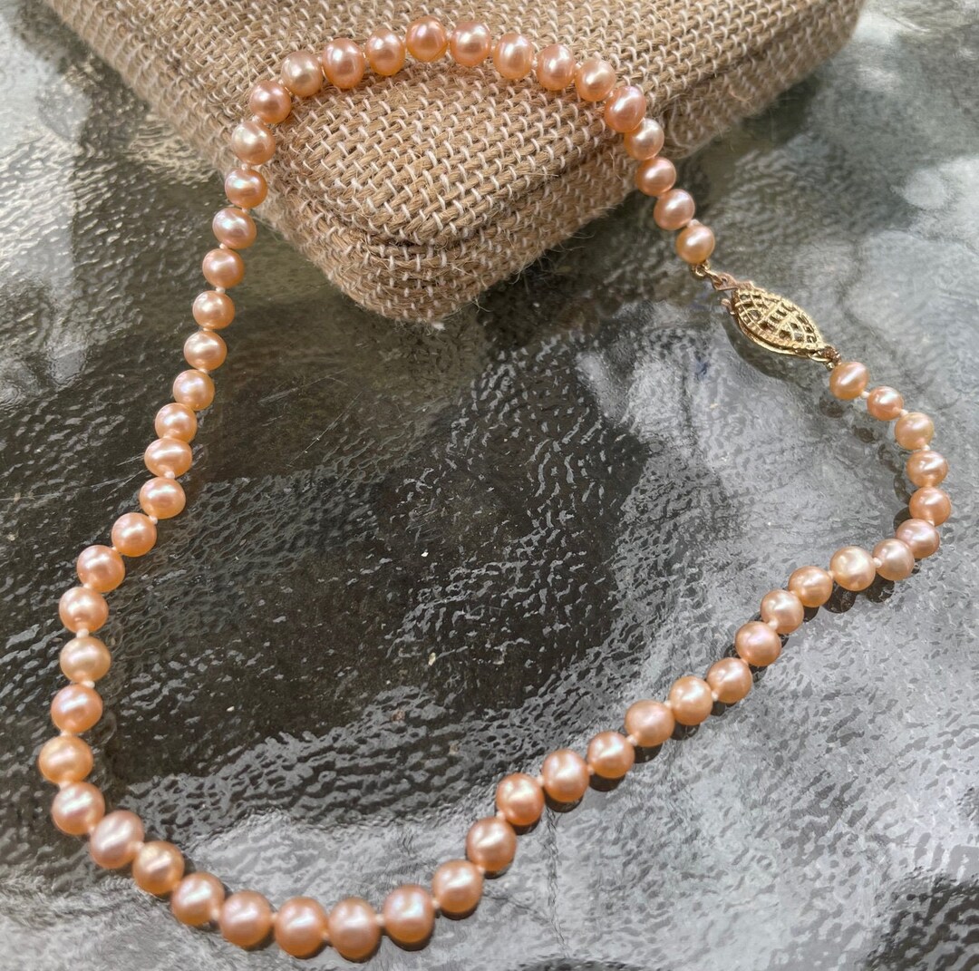 ブレスレット LESS IS MORE baby pearl necklace Less is more — always. 🤍 A delicate trio: freshwater pearl