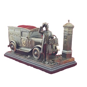 Peut inclure: Figurine en bronze représentant un camion de livraison Ringtons Tea vintage, un homme saluant et une boîte aux lettres britannique. Le camion porte l'inscription "Ringtons Tea". La figurine est sur une base rectangulaire.