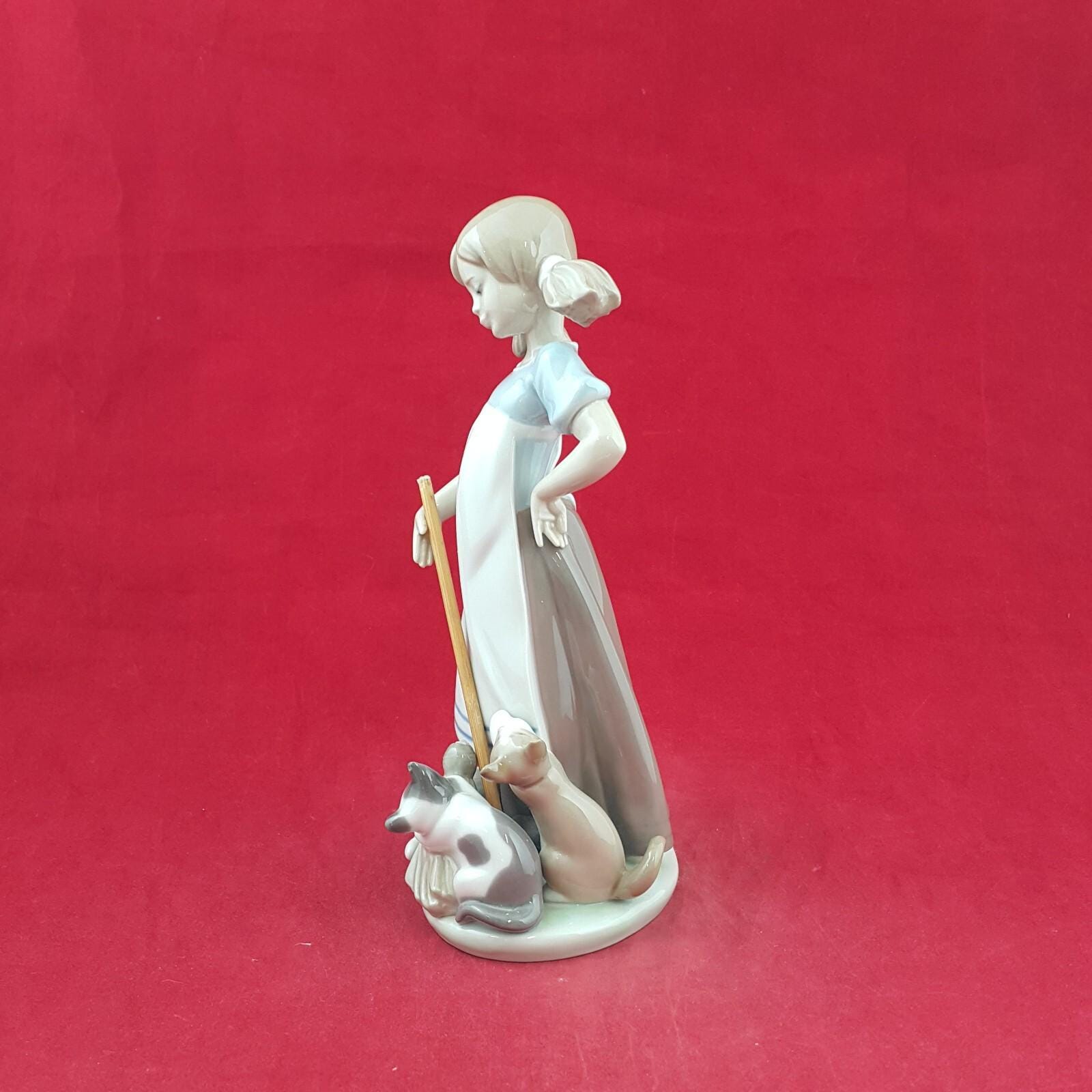 Lladro Porcelain Figurine 5232 Girl Playful Kittens in Gloss