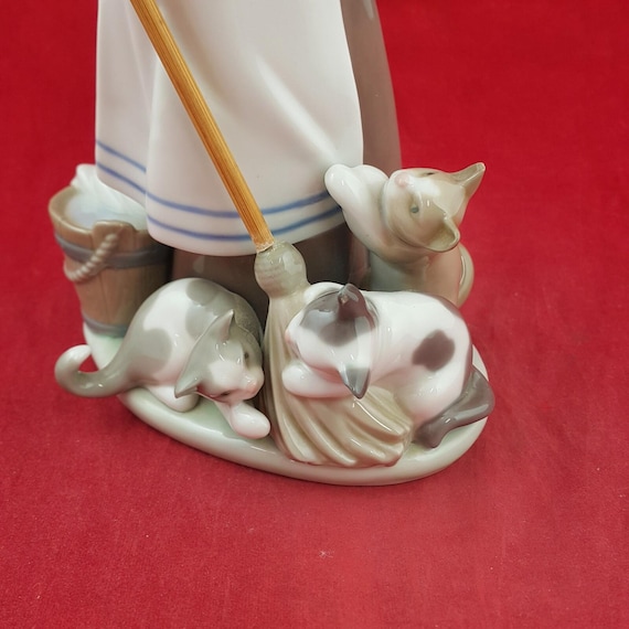Lladro Porcelain Figurine 5232 Girl Playful Kittens in Gloss