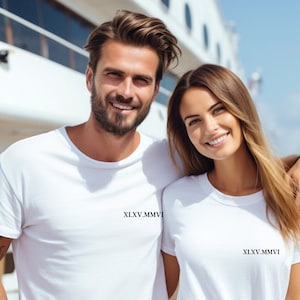 T-shirt personnalisé pour couple T-shirt personnalisé date en chiffres romains T-shirt personnalisé Saint Valentin Cadeau d'anniversaire, Fiançailles image 1