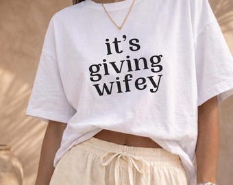 „Its Giving Wifey“-T-Shirt, Braut-Shirt, T-Shirt für Frischvermählte, personalisiertes Verlobungsgeschenk, Flitterwochen-Shirt, Hochzeits-T-Shirt, „Wifey Vibes“-T-Shirt