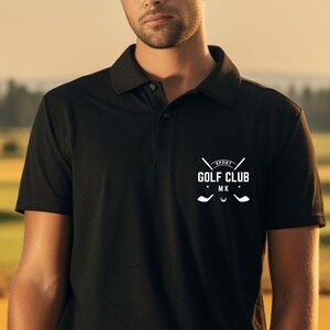 Pode incluir: Uma camisa polo preta com um logotipo branco que diz "Sport Golf Club MK" no peito esquerdo.