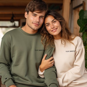 Sudadera de pareja personalizada / Sudadera personalizada con fecha de números romanos / Sudadera unisex de gran tamaño de moda / Regalo de aniversario, Compromisos imagen 5