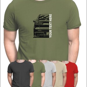 Könnte beinhalten: Ein Set aus fünf T-Shirts in verschiedenen Farben, mit einer schwarzen und weißen Umrandung eines Autos und dem Text "YOUR TEXT HERE" auf der rechten Seite des Bildes.