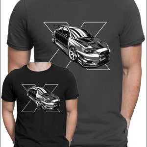Könnte beinhalten: Zwei schwarze T-Shirts mit einer weißen Grafik eines schwarz-weißen Autos mit einem weißen X dahinter.