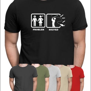 Può includere: Maglietta nera con una grafica bianca di due figure stilizzate che rappresentano un problema e una figura stilizzata che pesca a rappresentare una soluzione. Il testo "PROBLEMA" e "RISOLTO" è sotto le figure. La maglietta è mostrata su un manichino, e ci sono altre cinque magliette di diversi colori mostrate sotto il manichino.
