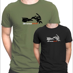 Puede incluir: Dos camisetas con una silueta en blanco y negro de una motocicleta con el texto "R1250RT" en rojo y blanco. Las camisetas son verde y negra.