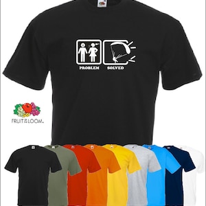 Könnte beinhalten: Ein schwarzes T-Shirt mit einer weißen Grafik eines Strichmännchen-Paares mit einer Gedankenblase über dem Kopf der Frau und dem Wort "PROBLEM" darunter. Rechts davon ist ein Strichmännchen beim Gleitschirmfliegen mit dem Wort "GELÖST" darunter. Das T-Shirt ist in verschiedenen Farben erhältlich.