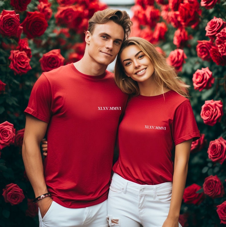 Benutzerdefinierte Paar-Shirt Personalisierte römische Ziffer Datum T-Shirt Personalisierte Valentinstag Tshirt Jubiläumsgeschenk, Verlobungen Bild 3