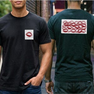 Peut inclure: Deux t-shirts à manches courtes. L'un est noir avec un petit carré graphique de lèvres rouges et le texte "Kissing for You". L'autre est vert foncé avec un graphique rectangulaire de plusieurs empreintes de lèvres rouges.